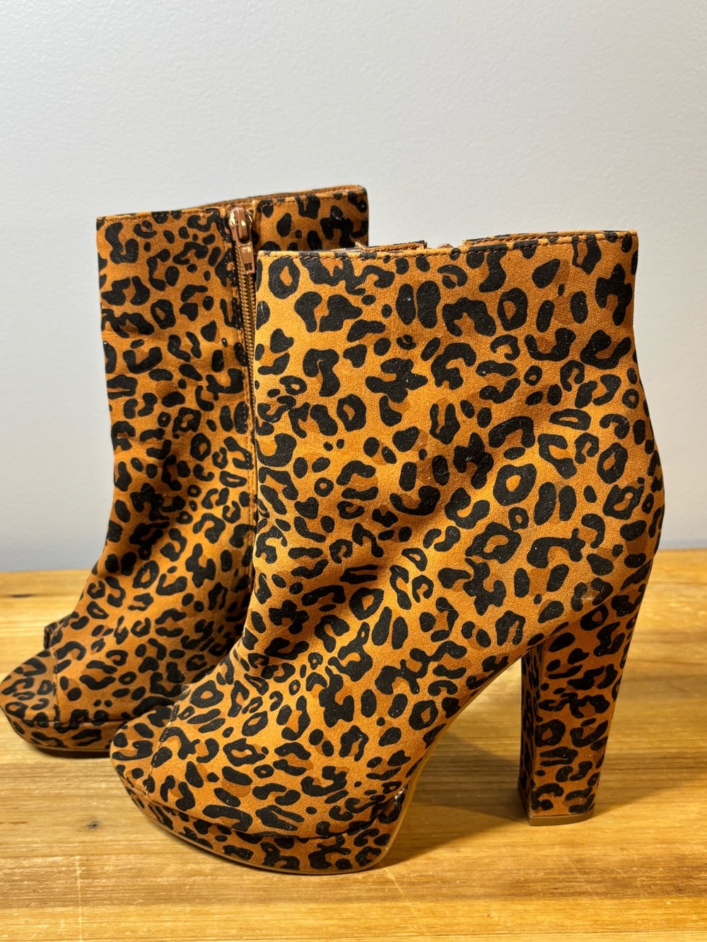 Leopard ankle bootie block heels size 10